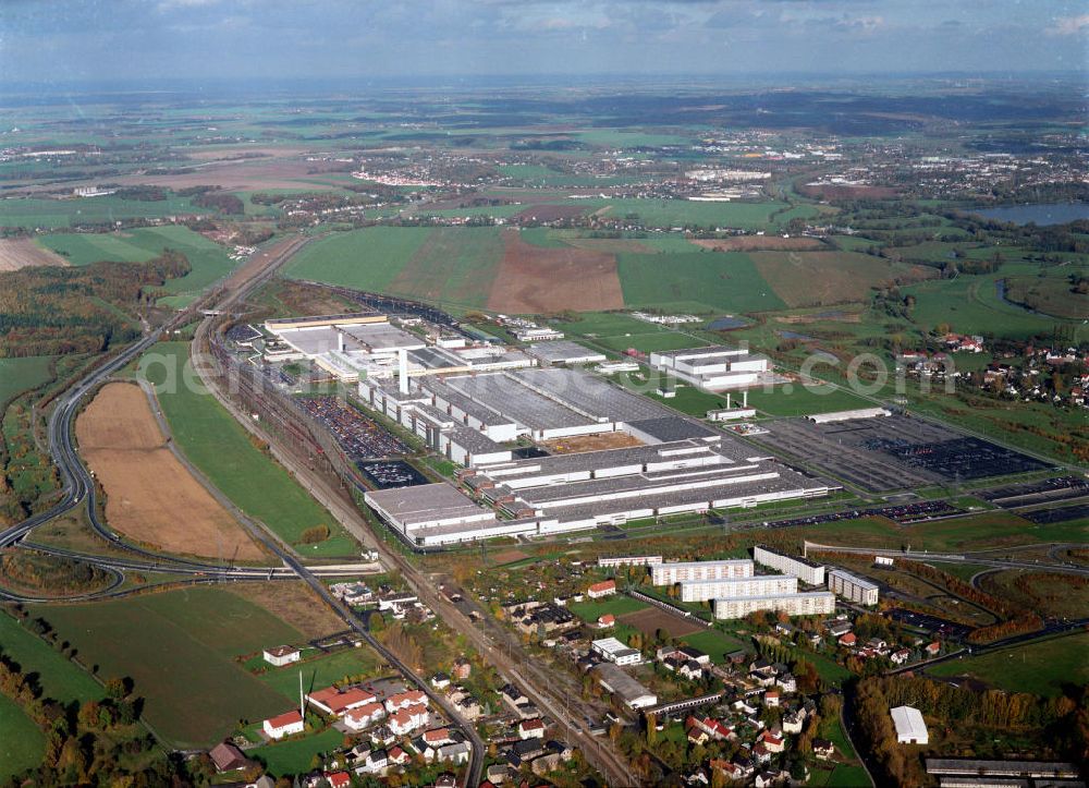 Aerial image Zwickau - Blick auf das VW-Werk im Stadtteil Mosel. Bereits zu DDR-Zeiten wurden durch das VEB Kraftfahrzeugkombinat in Zusammenarbeit mit Volkswagen Zulieferteile für die westdeutschen Produktionsstandorte hergestellt. Heute werden hier die Modelle VW Golf sowie VW Passat produziert. Des weiteren entstehen hier die Rohkarosserien der Bentley-Modelle und des VW Phaeton. Kontakt: Volkswagen Sachsen GmbH, Glauchauer Straße 40, 08058 Zwickau, Tel. +49(0)375 55 0, Fax +49(0)375 55 2300, e-mail: vws@volkswagen-sachsen.de