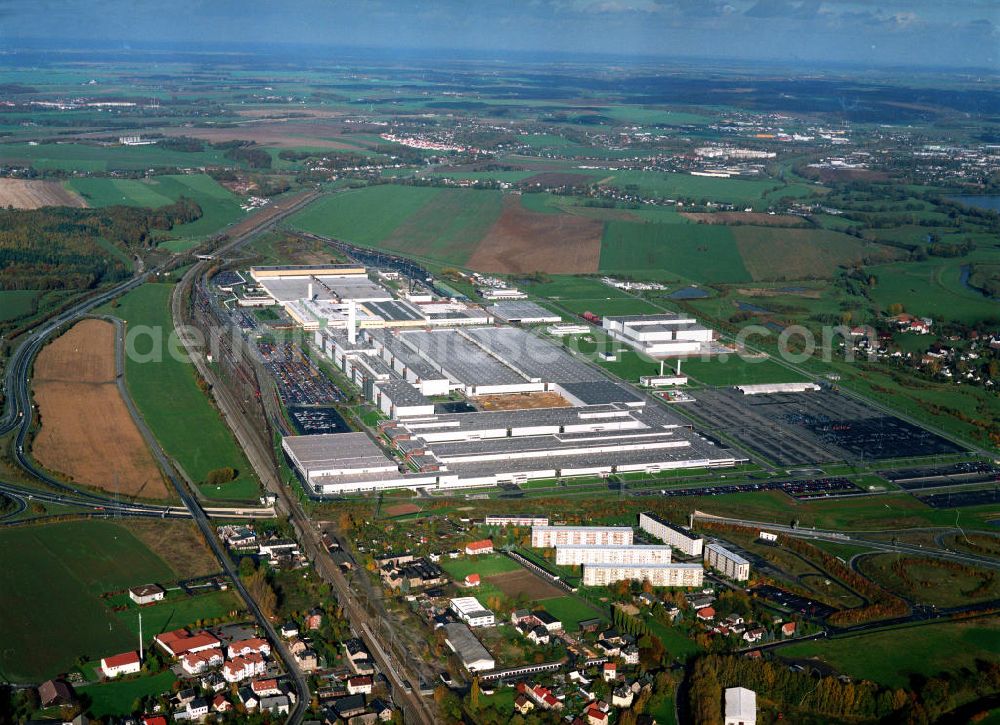 Aerial photograph Zwickau - Blick auf das VW-Werk im Stadtteil Mosel. Bereits zu DDR-Zeiten wurden durch das VEB Kraftfahrzeugkombinat in Zusammenarbeit mit Volkswagen Zulieferteile für die westdeutschen Produktionsstandorte hergestellt. Heute werden hier die Modelle VW Golf sowie VW Passat produziert. Des weiteren entstehen hier die Rohkarosserien der Bentley-Modelle und des VW Phaeton. Kontakt: Volkswagen Sachsen GmbH, Glauchauer Straße 40, 08058 Zwickau, Tel. +49(0)375 55 0, Fax +49(0)375 55 2300, e-mail: vws@volkswagen-sachsen.de