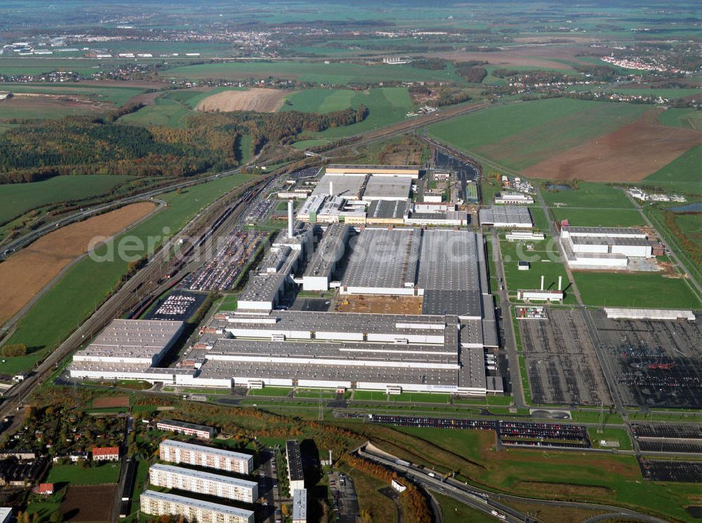 Zwickau from above - Blick auf das VW-Werk im Stadtteil Mosel. Bereits zu DDR-Zeiten wurden durch das VEB Kraftfahrzeugkombinat in Zusammenarbeit mit Volkswagen Zulieferteile für die westdeutschen Produktionsstandorte hergestellt. Heute werden hier die Modelle VW Golf sowie VW Passat produziert. Des weiteren entstehen hier die Rohkarosserien der Bentley-Modelle und des VW Phaeton. Kontakt: Volkswagen Sachsen GmbH, Glauchauer Straße 40, 08058 Zwickau, Tel. +49(0)375 55 0, Fax +49(0)375 55 2300, e-mail: vws@volkswagen-sachsen.de