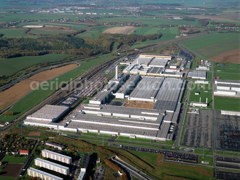 Zwickau from the bird's eye view: Blick auf das VW-Werk im Stadtteil Mosel. Bereits zu DDR-Zeiten wurden durch das VEB Kraftfahrzeugkombinat in Zusammenarbeit mit Volkswagen Zulieferteile für die westdeutschen Produktionsstandorte hergestellt. Heute werden hier die Modelle VW Golf sowie VW Passat produziert. Des weiteren entstehen hier die Rohkarosserien der Bentley-Modelle und des VW Phaeton. Kontakt: Volkswagen Sachsen GmbH, Glauchauer Straße 40, 08058 Zwickau, Tel. +49(0)375 55 0, Fax +49(0)375 55 2300, e-mail: vws@volkswagen-sachsen.de