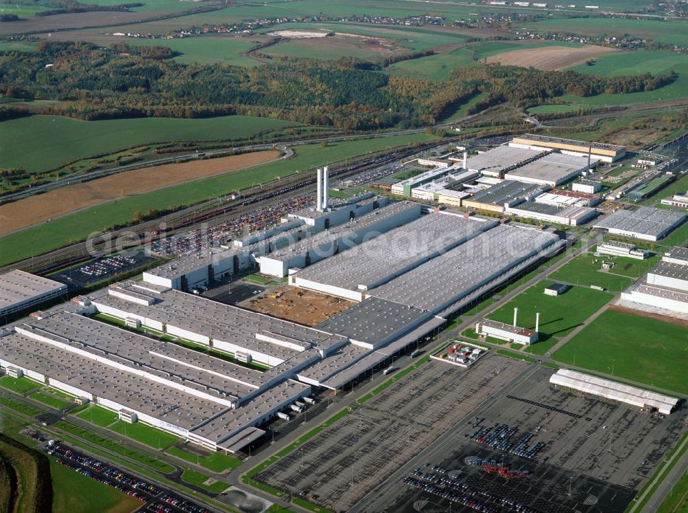 Aerial image Zwickau - Blick auf das VW-Werk im Stadtteil Mosel. Bereits zu DDR-Zeiten wurden durch das VEB Kraftfahrzeugkombinat in Zusammenarbeit mit Volkswagen Zulieferteile für die westdeutschen Produktionsstandorte hergestellt. Heute werden hier die Modelle VW Golf sowie VW Passat produziert. Des weiteren entstehen hier die Rohkarosserien der Bentley-Modelle und des VW Phaeton. Kontakt: Volkswagen Sachsen GmbH, Glauchauer Straße 40, 08058 Zwickau, Tel. +49(0)375 55 0, Fax +49(0)375 55 2300, e-mail: vws@volkswagen-sachsen.de