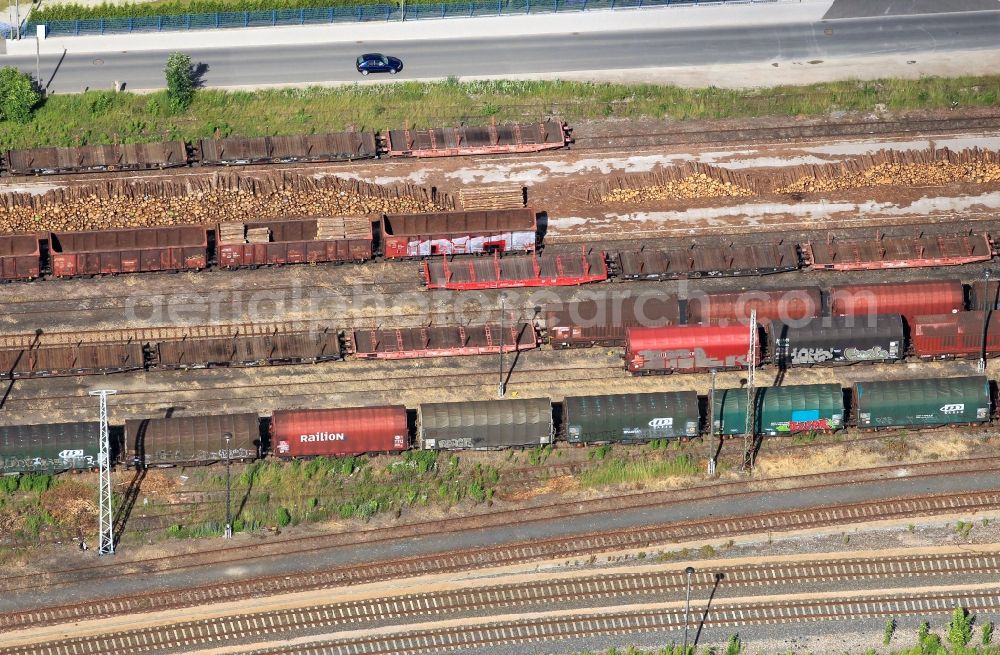 Aerial photograph Arnstadt - On the site of the goods station of Arnstadt in Thuringia directly on Rehestaedter way cars are ready. The Arnstaedter freight station serves among other things as a trading center for wood. In addition to the tracks stored logs. Individual cars are painted with graffiti