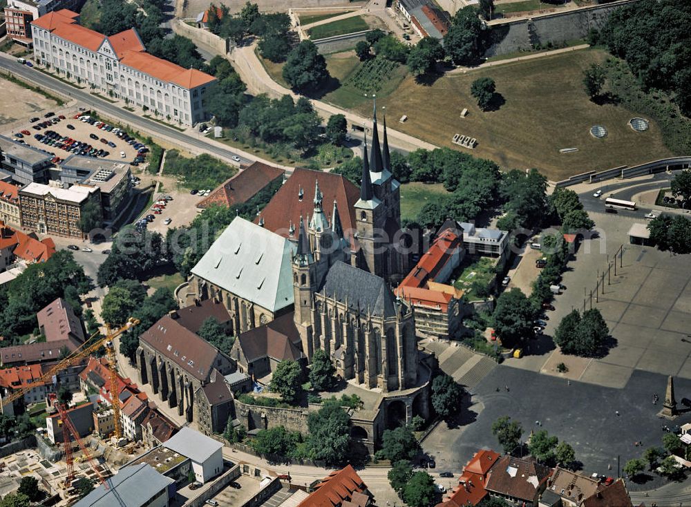 ERFURT from the bird's eye view: Beherrschendes Wahrzeichen von Erfurt sind der Mariendom und die Severikirche auf dem Domberg. Der Erfurter Dom (früher auch Marienkirche oder Propsteikirche Beatae Mariae Virginis genannt) ist der wichtigste und älteste Kirchenbau in Erfurt. Er diente nur kurze Zeit in der Mitte des 8. Jahrhunderts als Bischofssitz und war das gesamte Mittelalter über bis in das frühe 19. Jahrhundert hinein Sitz des Kollegiatstifts St. Marien. Seit 1994 ist er wieder Kathedrale des neugeschaffenen Bistums Erfurt und Sitz des Domkapitels.