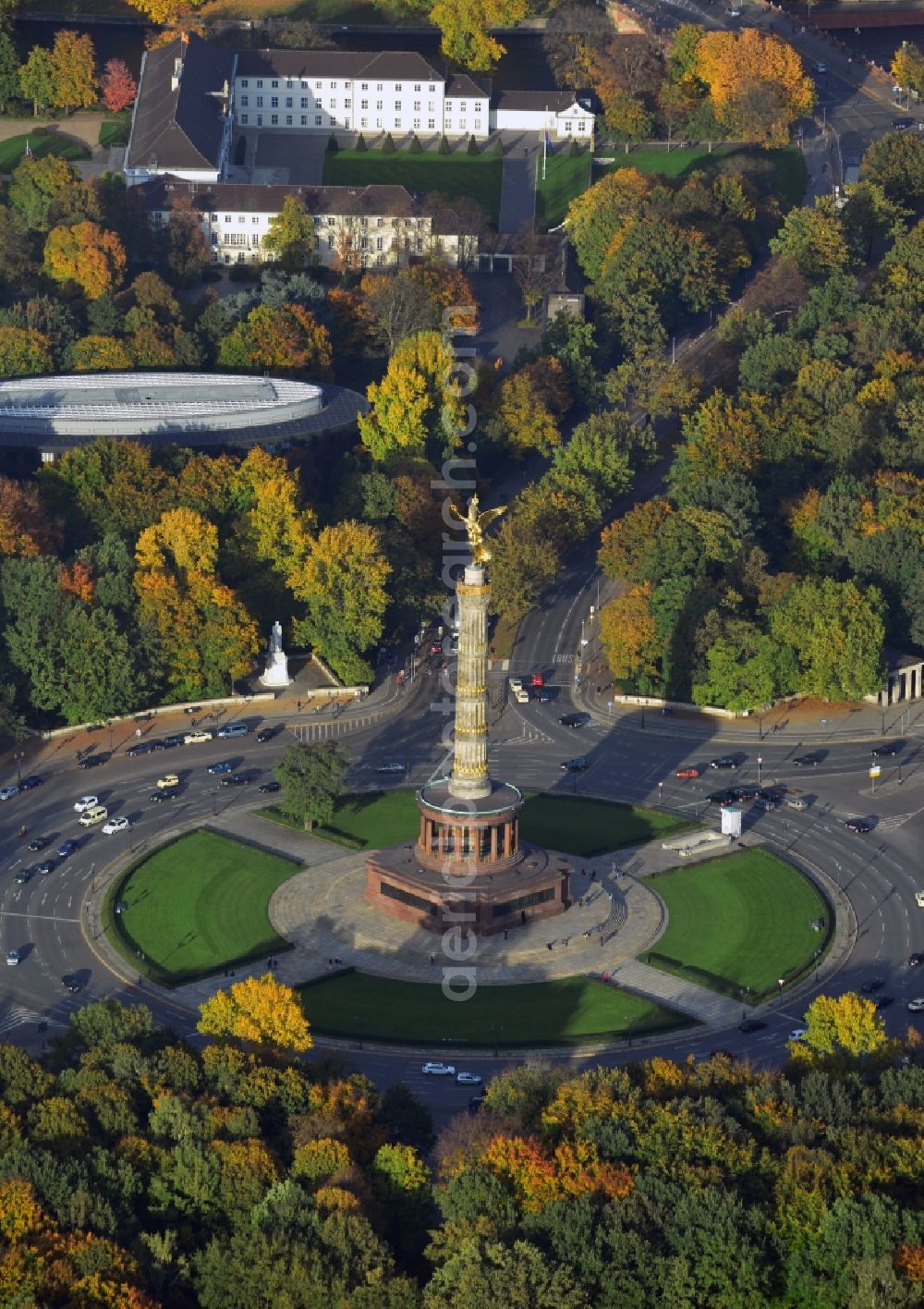 Aerial image Berlin - The Siegessaeule at Grosser Stern in the middle of the Tiergarten in Berlin, was built from 1864 to 1873 as a national monument to the unification wars, designed by Heinrich Strack. Also on display is the Bundespraesidialamt and the street of the 17th June