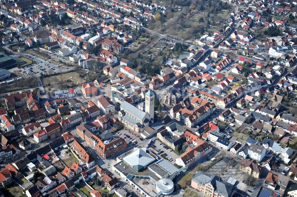 Hockenheim from the bird's eye view: HOCKENHEIM 03/09/2012 Aerial view at the Hockenheim city center of downtown at the Church of St. George at the Ramada Hotel and the City Council at City Hall at the Town Hall road