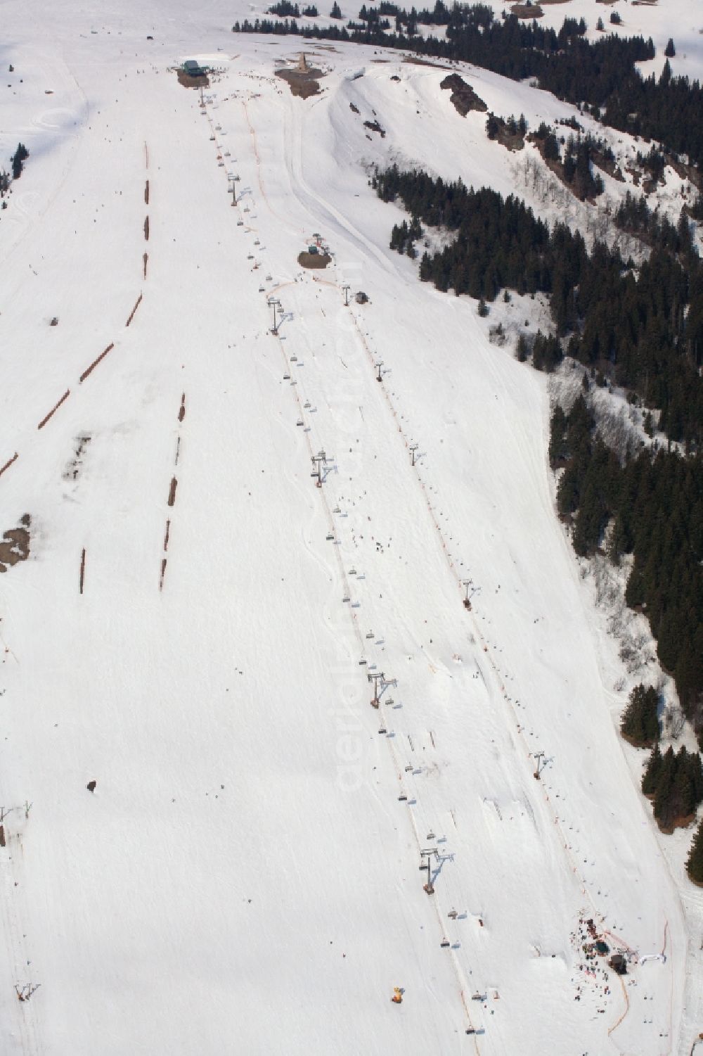 Aerial photograph Feldberg (Schwarzwald) - Forest and mountain scenery of the summit region of the Feldberg in Feldberg (Schwarzwald) in Baden-Wuerttemberg. Snow and patches of snow in the winter sports resort on the highest mountain in the Black Forest