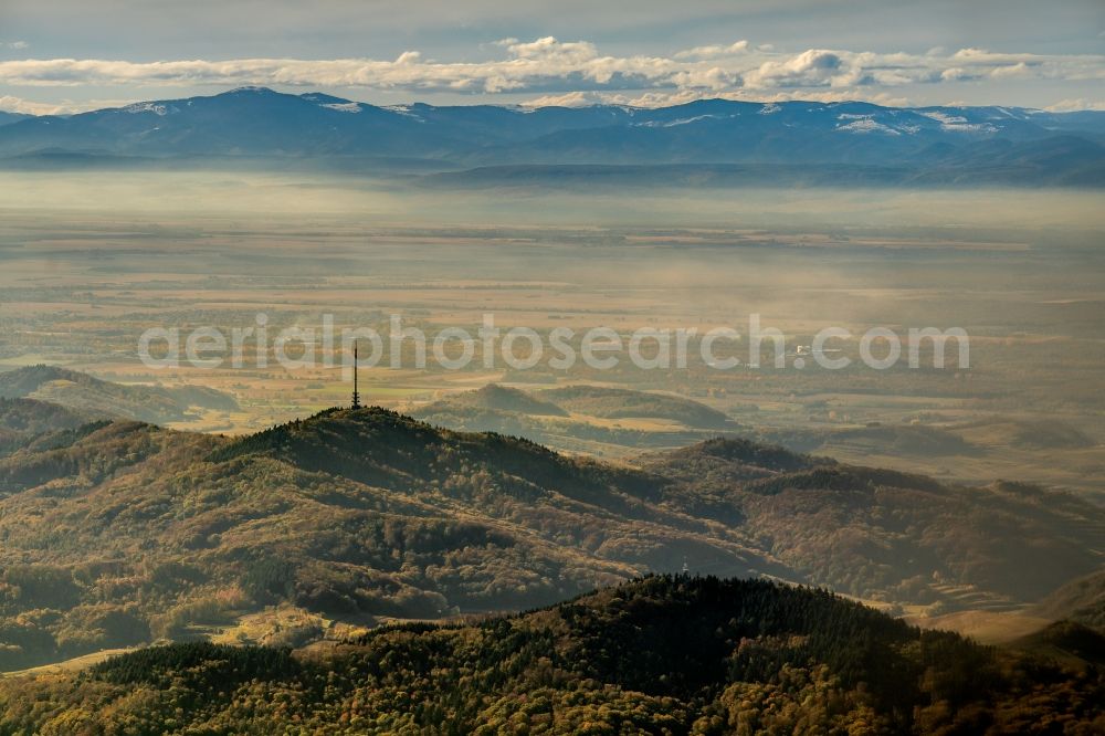 Aerial image Vogtsburg im Kaiserstuhl - Forest and mountain landscape at Kaiserstuhl in Vogtsburg im Kaiserstuhl in the federal state of Baden-Wuerttemberg, Germany