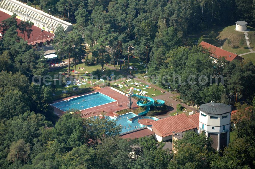 Niesky from the bird's eye view: Blick auf das Waldbad im Freizeitpark Niesky in der Oberlausitz. Die Kleinstadt Niesky liegt im Landkreis Görlitz in Sachsen. Das beheizte Waldbad ist sehr idyllisch gelegen und bietet ein Schwimmerbecken, eine große Rutsche und ein Nicht-Schwimmerbereich. Kontakt: Freizeitpark Niesky, Plittstraße 20, 02906 Niesky, Tel. +49 (0) 35 88 25 31 10, E-Mail: info@stadtwerke-niesky.de