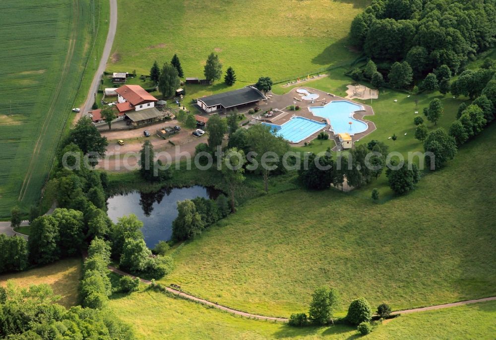 Aerial photograph Mosbach - On grass Rain of Mosbach in state of Thuringia is a pool. The run by the community Wutha-Farnroda outdoor pool is right on the forests of the Rennsteig. On the grounds there is also the butcher-inn Waldbad