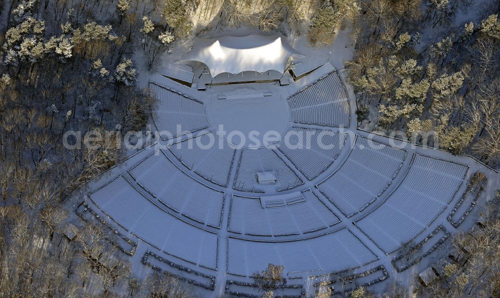 Aerial photograph Berlin - Blick auf die winterlich mit Schnee bedeckte Waldbühne im Bezirk Charlottenburg-Wilmersdorf in Berlin. Die Bühne gilt als eine der schönsten Freilichtbühnen Europas und liegt westlich des Olympiageländes. View of the wintery snow-covered Waldbuhne in the district of Charlottenburg-Wilmersdorf in Berlin.