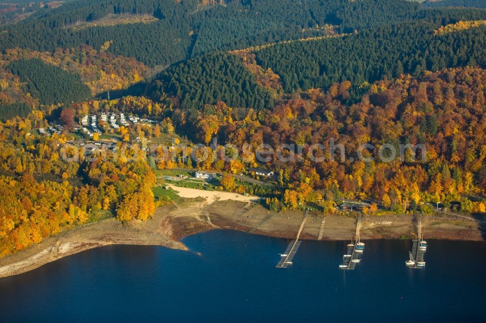 Attendorn from the bird's eye view: Autumnal bay of Waldenburger Bucht with the Biggesee Camping site and boat docks on Lake Biggesee in Attendorn in the state of North Rhine-Westphalia