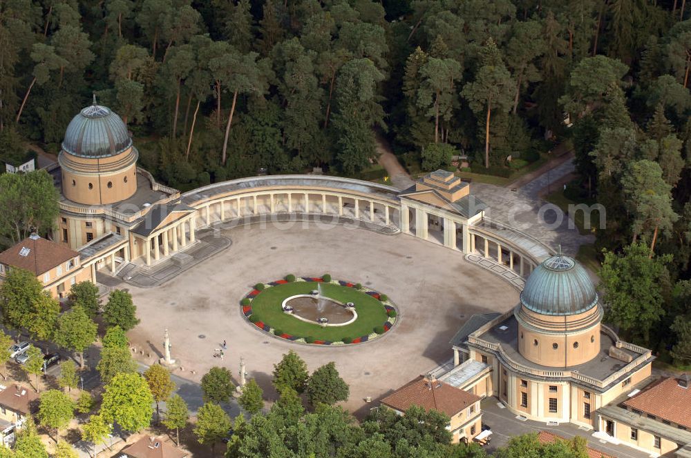 Aerial image Darmstadt - Der Waldfriedhof Darmstadt wurde zu Beginn des ersten Weltkrieges in Darmstadt angelegt. Er liegt in einem Waldstück am westlichen Stadtrand von Darmstadt. Die Pläne zu der markanten, hufeisenförmigen Anlage stammen von August Buxbaum. Als erstes Gebäude entstand das Krematorium 1913 bis 1914. Der Waldfriedhof wurde 1914 eingeweiht. Nach Verzögerungen durch den ersten Weltkrieg wurden die Aussegnungs- und Leichenhalle erst 1918 fertig, der Rest der Friedhofsgebäude folgte bis 1922. Von besonderem Eindruck im Waldfriedhof sind das Ehrenmal und die Gedenkstätte für die Toten beider Weltkriege. Innerhalb des weiträumigen Ehrenmales musste ein Massengrab für die etwa 12.000 in der Brandnacht am 11. September 1944 umgekommenen Darmstädter Bürgerinnen und Bürger angelegt werden, die vielfach nicht mehr identifizierbar waren. Das Areal ist als Rondell ausgebildet. Auf Bronzetafeln an der Mauer des unteren Umgangs sind die Namen der Toten verzeichnet.