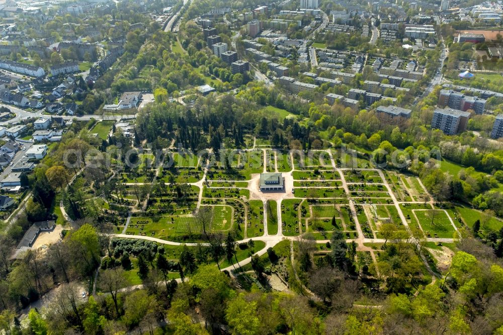 Velbert from the bird's eye view: Grave rows on the grounds of the cemetery in Velbert in the state North Rhine-Westphalia. The forest cemetery is located in the Northwest of the urban area of Velbert