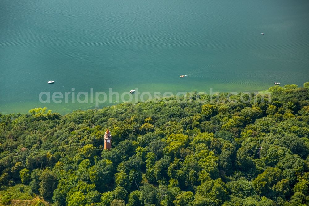 Neubrandenburg from the bird's eye view: Forests on the shores of Lake Tollensesee with look-out Behmshoehe and motoboats in Neubrandenburg in the state Mecklenburg - Western Pomerania