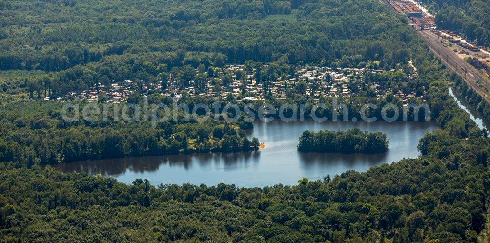 Mülheim an der Ruhr from above - Forests on the shores of Lake Entenfang in Muelheim on the Ruhr in the state North Rhine-Westphalia