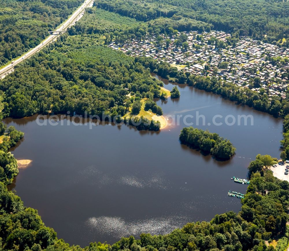 Aerial photograph Mülheim an der Ruhr - Forests on the shores of Lake Entenfang in Muelheim on the Ruhr in the state North Rhine-Westphalia