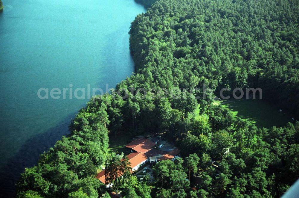 Aerial photograph Lychen - Blick auf das Waldhotel Sängerslust am Zenssee in Lychen. Kontakt: Haus am Zenssee 2, 17279 Lychen; Tel.: 039888 - 646 00