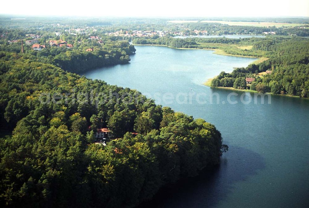 Lychen from the bird's eye view: Blick auf das Waldhotel Sängerslust am Zenssee in Lychen. Kontakt: Haus am Zenssee 2, 17279 Lychen; Tel.: 039888 - 646 00