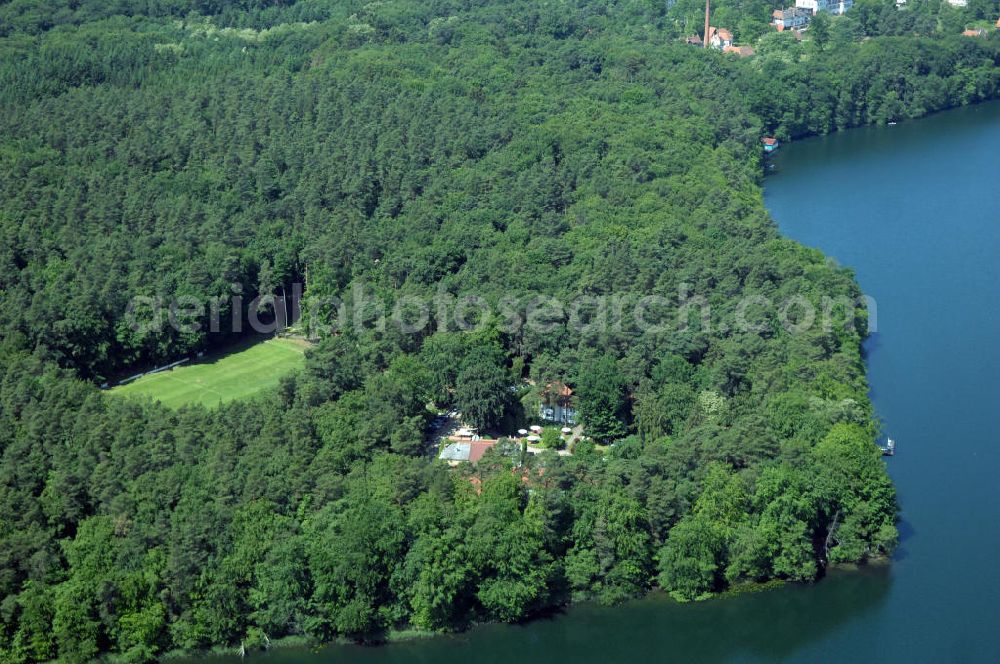 LYCHEN from above - Blick auf das Waldhotel Sängerslust am Zenssee in Lychen. Kontakt: Familie Hinrichs, Haus am Zenssee 2, 17279 Lychen, Tel. +49(0)39888 646-00, Fax +49(0)39888 646-46, e-mail: info@saengerslust.de