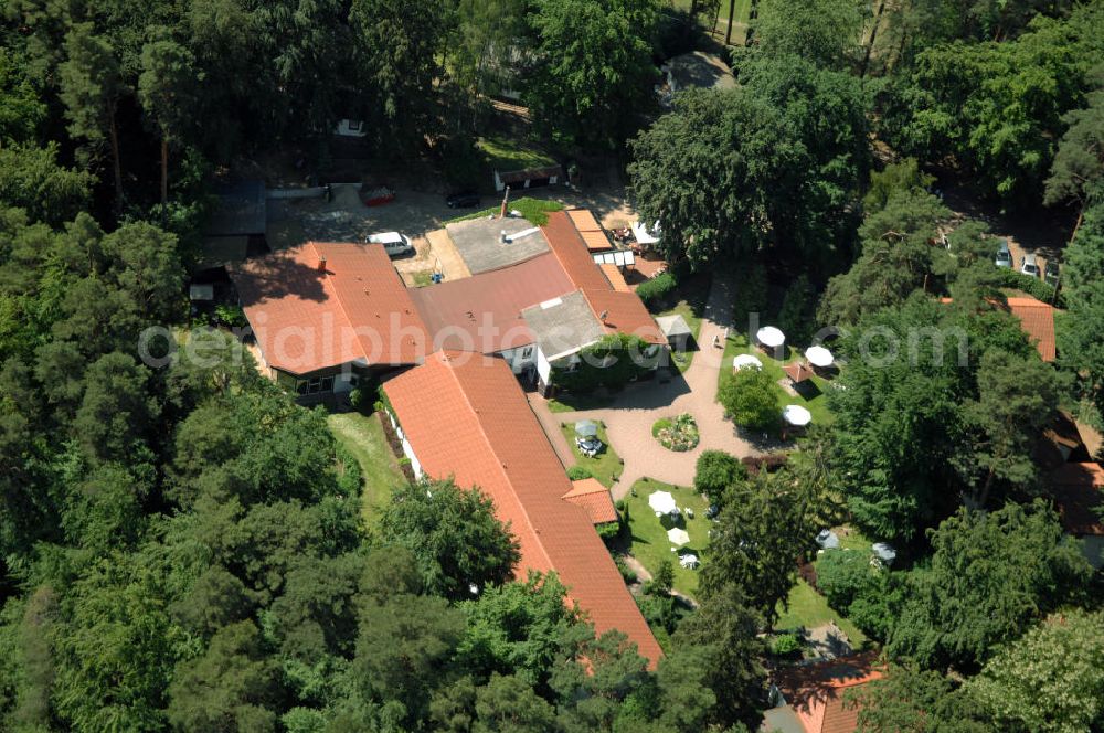 Aerial photograph LYCHEN - Blick auf das Waldhotel Sängerslust am Zenssee in Lychen. Kontakt: Familie Hinrichs, Haus am Zenssee 2, 17279 Lychen, Tel. +49(0)39888 646-00, Fax +49(0)39888 646-46, e-mail: info@saengerslust.de