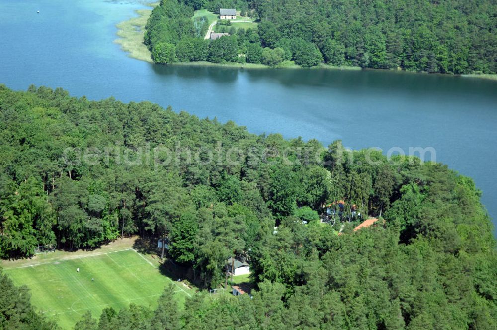 LYCHEN from above - Blick auf das Waldhotel Sängerslust am Zenssee in Lychen. Kontakt: Familie Hinrichs, Haus am Zenssee 2, 17279 Lychen, Tel. +49(0)39888 646-00, Fax +49(0)39888 646-46, e-mail: info@saengerslust.de