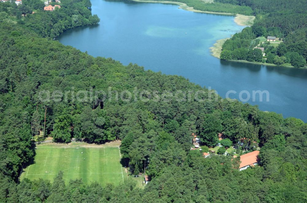 LYCHEN from the bird's eye view: Blick auf das Waldhotel Sängerslust am Zenssee in Lychen. Kontakt: Familie Hinrichs, Haus am Zenssee 2, 17279 Lychen, Tel. +49(0)39888 646-00, Fax +49(0)39888 646-46, e-mail: info@saengerslust.de