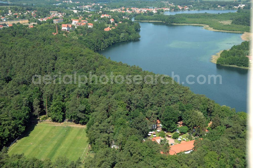 Aerial photograph LYCHEN - Blick auf das Waldhotel Sängerslust am Zenssee in Lychen. Kontakt: Familie Hinrichs, Haus am Zenssee 2, 17279 Lychen, Tel. +49(0)39888 646-00, Fax +49(0)39888 646-46, e-mail: info@saengerslust.de