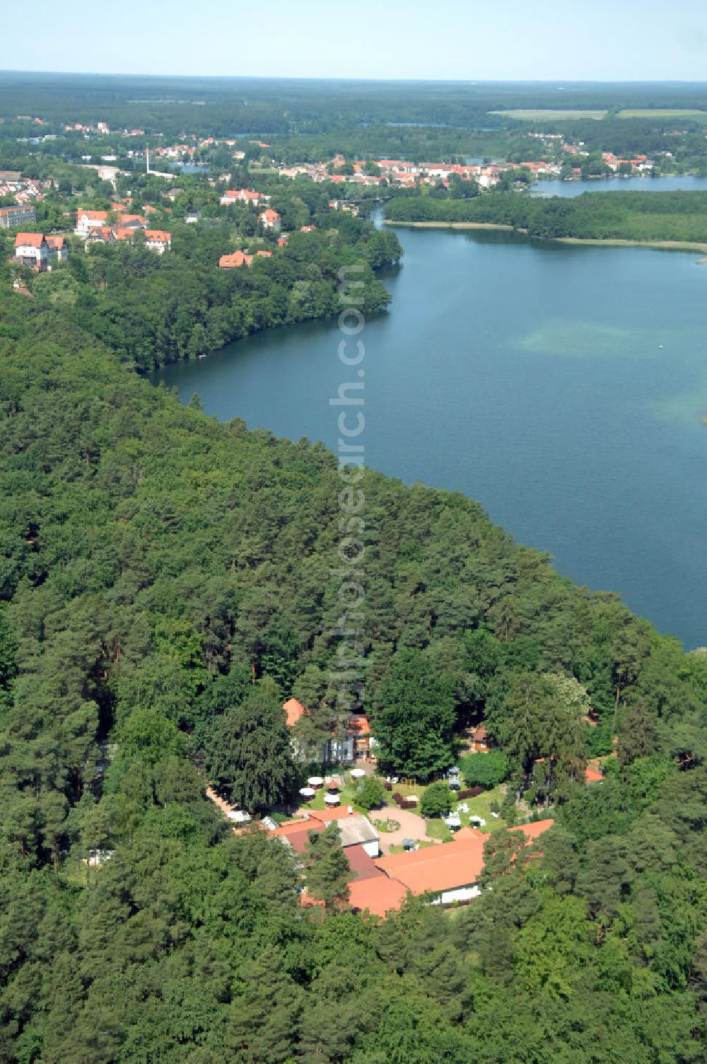 LYCHEN from above - Blick auf das Waldhotel Sängerslust am Zenssee in Lychen. Kontakt: Familie Hinrichs, Haus am Zenssee 2, 17279 Lychen, Tel. +49(0)39888 646-00, Fax +49(0)39888 646-46, e-mail: info@saengerslust.de