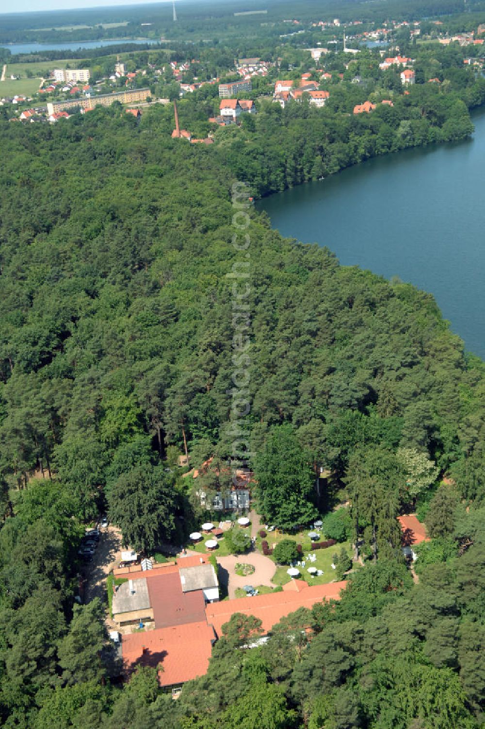 LYCHEN from the bird's eye view: Blick auf das Waldhotel Sängerslust am Zenssee in Lychen. Kontakt: Familie Hinrichs, Haus am Zenssee 2, 17279 Lychen, Tel. +49(0)39888 646-00, Fax +49(0)39888 646-46, e-mail: info@saengerslust.de