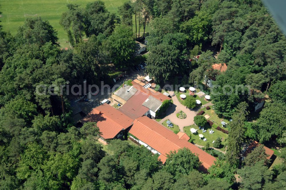 Aerial image LYCHEN - Blick auf das Waldhotel Sängerslust am Zenssee in Lychen. Kontakt: Familie Hinrichs, Haus am Zenssee 2, 17279 Lychen, Tel. +49(0)39888 646-00, Fax +49(0)39888 646-46, e-mail: info@saengerslust.de