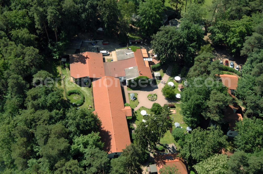 Aerial photograph LYCHEN - Blick auf das Waldhotel Sängerslust am Zenssee in Lychen. Kontakt: Familie Hinrichs, Haus am Zenssee 2, 17279 Lychen, Tel. +49(0)39888 646-00, Fax +49(0)39888 646-46, e-mail: info@saengerslust.de