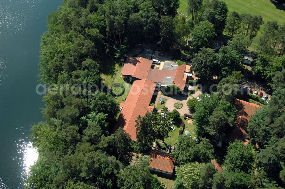 LYCHEN from above - Blick auf das Waldhotel Sängerslust am Zenssee in Lychen. Kontakt: Familie Hinrichs, Haus am Zenssee 2, 17279 Lychen, Tel. +49(0)39888 646-00, Fax +49(0)39888 646-46, e-mail: info@saengerslust.de