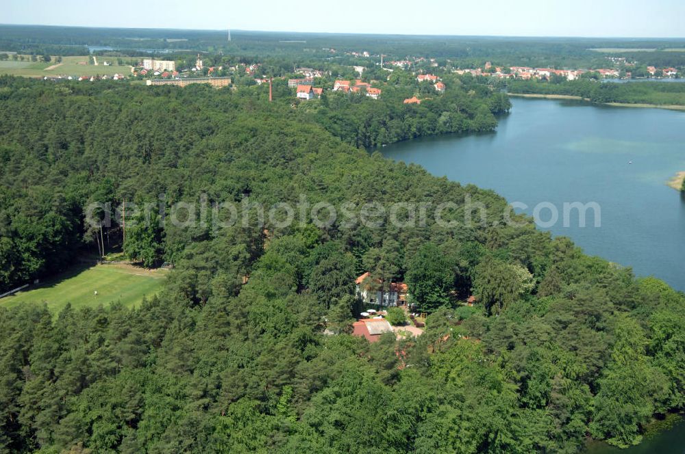 LYCHEN from above - Blick auf das Waldhotel Sängerslust am Zenssee in Lychen. Kontakt: Familie Hinrichs, Haus am Zenssee 2, 17279 Lychen, Tel. +49(0)39888 646-00, Fax +49(0)39888 646-46, e-mail: info@saengerslust.de