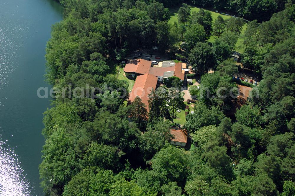 Aerial image LYCHEN - Blick auf das Waldhotel Sängerslust am Zenssee in Lychen. Kontakt: Familie Hinrichs, Haus am Zenssee 2, 17279 Lychen, Tel. +49(0)39888 646-00, Fax +49(0)39888 646-46, e-mail: info@saengerslust.de