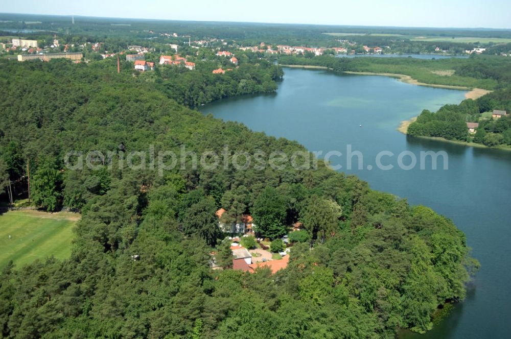 LYCHEN from above - Blick auf das Waldhotel Sängerslust am Zenssee in Lychen. Kontakt: Familie Hinrichs, Haus am Zenssee 2, 17279 Lychen, Tel. +49(0)39888 646-00, Fax +49(0)39888 646-46, e-mail: info@saengerslust.de