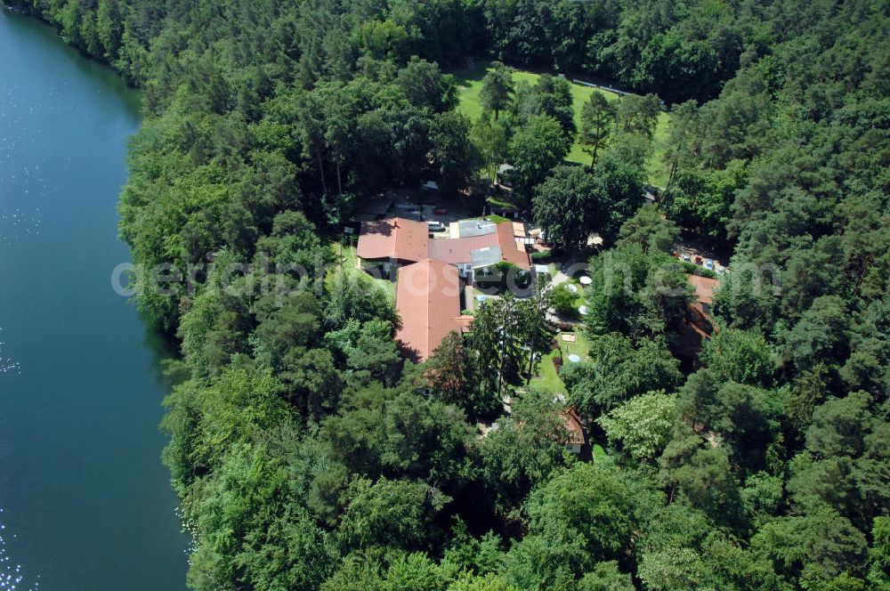 Aerial image LYCHEN - Blick auf das Waldhotel Sängerslust am Zenssee in Lychen. Kontakt: Familie Hinrichs, Haus am Zenssee 2, 17279 Lychen, Tel. +49(0)39888 646-00, Fax +49(0)39888 646-46, e-mail: info@saengerslust.de