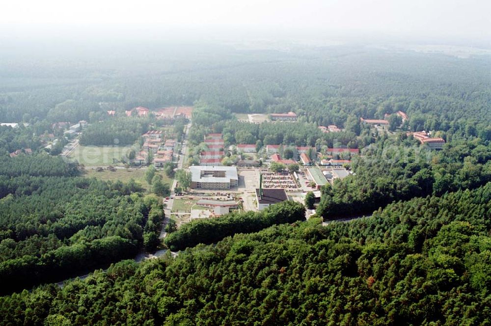 Wandlitz / Brandenburg from the bird's eye view: Waldsiedlung in Wandlitz / Brandenburg Blick auf Brandenburgklinik (Herzzentrum) und Hugo Bosch Akademie (Tennisakademie) an der B273 ehemaliges SED-Gelände 16.09.2003