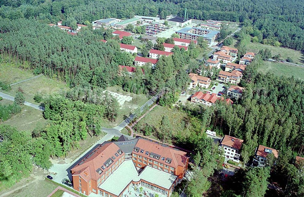 Wandlitz / Brandenburg from above - Waldsiedlung in Wandlitz / Brandenburg Blick auf Brandenburgklinik (Herzzentrum) und Hugo Bosch Akademie (Tennisakademie) an der B273 ehemaliges SED-Gelände 16.09.2003