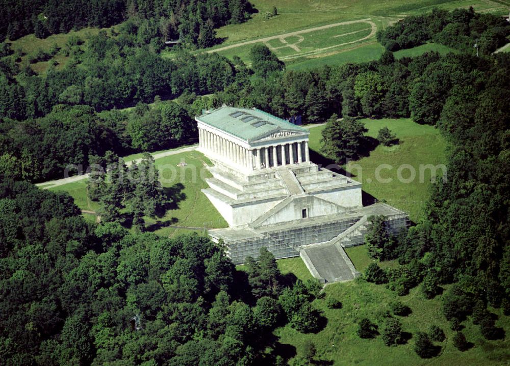 Donaustauf from the bird's eye view: Von König Ludwig I. von Bayern 1830 - 1842 als Ruhmestempel der Deutschen errichtet. 121 Marmorbüsten und und 64 Namenstafeln ehren Künstler und Wissenschaftler.