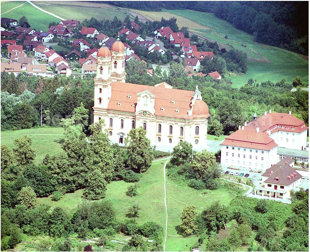 Aerial image Ellwangen - 25.07.2004 Blick auf die ehemalige Jesuitenkirche und heutige evangelische Stadtkirche, sie schließt sich im rechten Winkel an St. Vitus an. Sie wurde zwischen 1724 und 1729 errichtet, nachdem man Gebäude des Klosters östlich des Kollegs abgerissen hatte. Ihre Vorderfront liegt zur Hälfte hinter dem Westturm der Basilika. Verbunden sind die beiden Kirchen durch den westlichen Teil des Kreuzgangs. Kontakt, Kirchenpflege: Marktplatz 20, 73479 Ellwangen Tel. 07961/22 93, Fax: 07961/56 26 73 e-mail: kirchenpflege@kirche-ellwangen.de