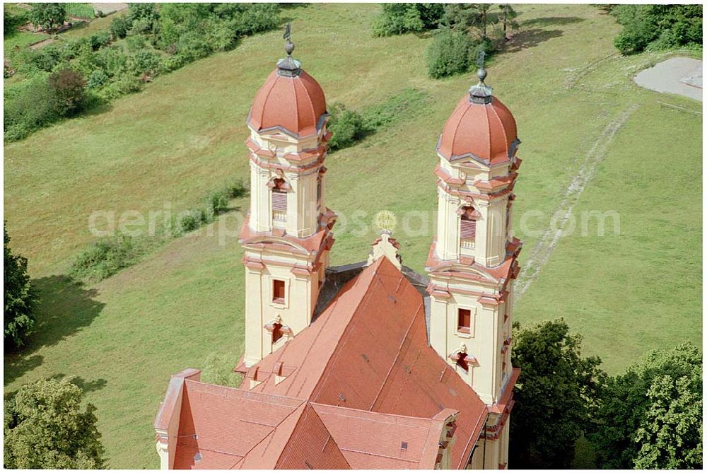 Aerial photograph Ellwangen - 25.07.2004 Blick auf die ehemalige Jesuitenkirche und heutige evangelische Stadtkirche, sie schließt sich im rechten Winkel an St. Vitus an. Sie wurde zwischen 1724 und 1729 errichtet, nachdem man Gebäude des Klosters östlich des Kollegs abgerissen hatte. Ihre Vorderfront liegt zur Hälfte hinter dem Westturm der Basilika. Verbunden sind die beiden Kirchen durch den westlichen Teil des Kreuzgangs. Kontakt, Kirchenpflege: Marktplatz 20, 73479 Ellwangen Tel. 07961/22 93, Fax: 07961/56 26 73 e-mail: kirchenpflege@kirche-ellwangen.de