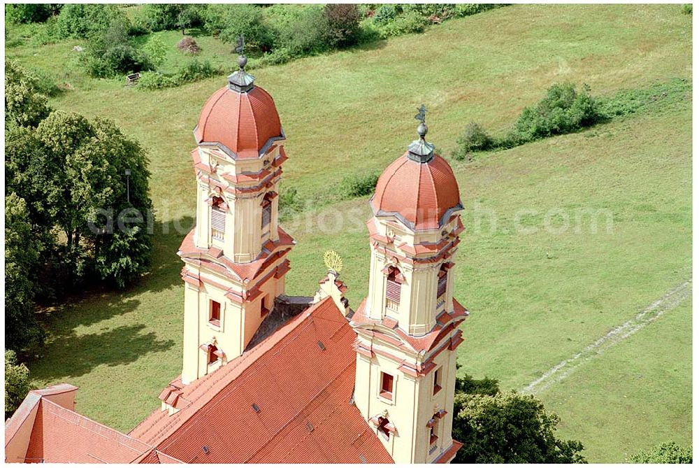 Ellwangen from above - 25.07.2004 Blick auf die ehemalige Jesuitenkirche und heutige evangelische Stadtkirche, sie schließt sich im rechten Winkel an St. Vitus an. Sie wurde zwischen 1724 und 1729 errichtet, nachdem man Gebäude des Klosters östlich des Kollegs abgerissen hatte. Ihre Vorderfront liegt zur Hälfte hinter dem Westturm der Basilika. Verbunden sind die beiden Kirchen durch den westlichen Teil des Kreuzgangs. Kontakt, Kirchenpflege: Marktplatz 20, 73479 Ellwangen Tel. 07961/22 93, Fax: 07961/56 26 73 e-mail: kirchenpflege@kirche-ellwangen.de