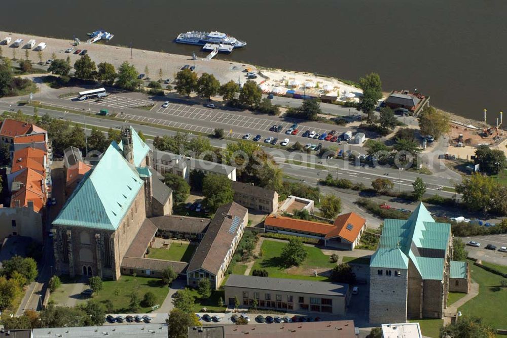 Aerial photograph Magdeburg - Blick auf die Wallonerkirche (Sankt-Augustini-Kirche) und die Sankt Petri-Kirche in der Neustädter Straße in der Magdeburger Altstadt. Kontakt: Evangelisches Hochschulpfarramt Magdeburg: Ulrike und Dr. Holger Kaffka, Neustädter Str. 6, 39104 Magdeburg - Telefon: 0391 5432009 ; Fax: 0391 5976937