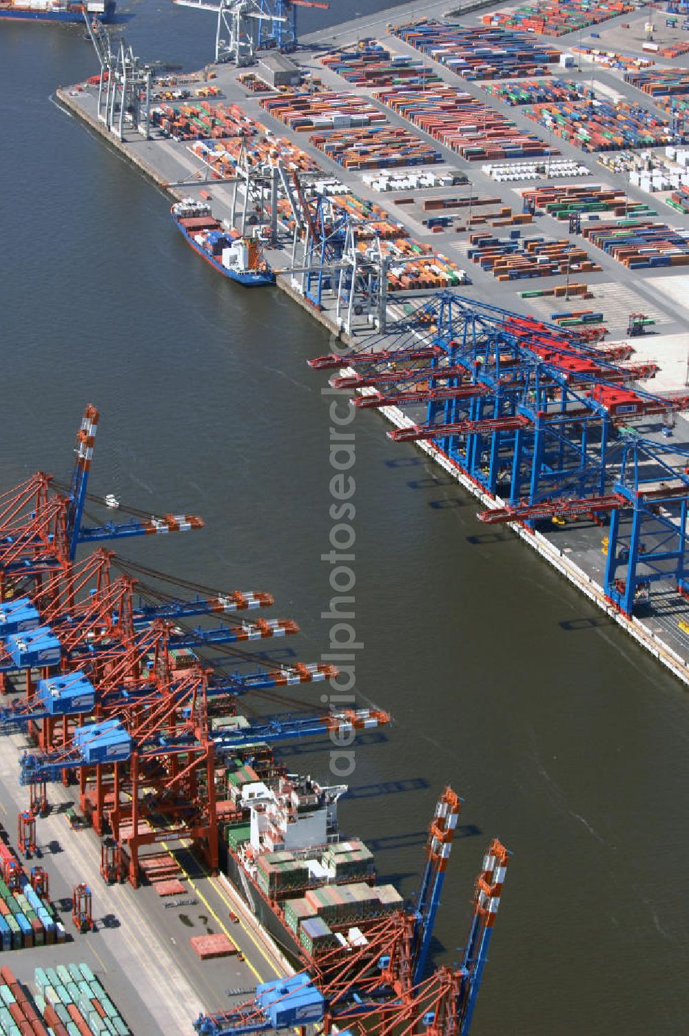 Hamburg from the bird's eye view: Blick auf den Waltershofer Hafen im Hamburger Hafen. Links der EUROGATE Container Terminal, Kontakt: EUROGATE Container Terminal Hamburg GmbH, Kurt-Eckelmann-Str. 1, 21129 Hamburg, Tel. +49(0)40 7405 0; Rechts der Container Terminal Altenwerder, Kontakt: HHLA Container-Terminal Altenwerder GmbH, Am Ballinkai 1, 21129 Hamburg, Tel. +49(0)40 53309 0, email: ct-hamburg@eurogate.eu; Kontakt HHLA-Pressestelle, Tel. +49(0)40 3088 3521, Fax +49(0)40 3088 3396, email: pressestelle@hhla.de