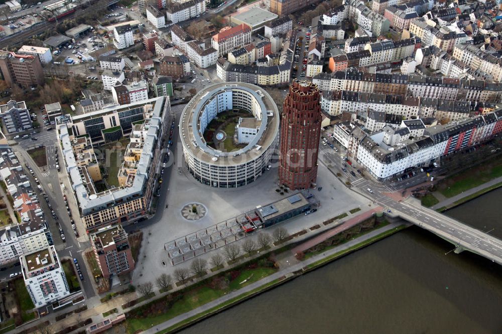 Frankfurt am Main from the bird's eye view: Blick auf den Walther von Cronberg Platz im Frankfurter Stadtteil Sachsenhausen, mit den Wohn-und Geschäftsgebäuden Collosseo und Main Plaza. Das Hochhaus Main Plaza wurde 2001 fertiggestellt und beherbergt unter an derem ein Restaurant und einen Wellness Club. View to the inner city of Frankfurt am Main, with the housing-and commercial buildings Collosseo and Main Plaza.