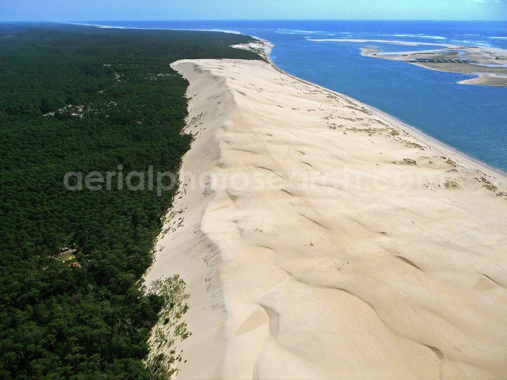 08.07.2008 from above - Blick auf die Dune du Pyla an der Atlantikküste. Es ist mit einer Höhe von 117 m, 500 m Breite und einer Länge von 2,7 Kilometer die größte Wan derdüne Europas. Die Düne hat eine reine Sandfläche von 87 Hektar und wird jedes Jahr von mehr als einer Million Touristen besicht. View of the Dune du Pyla on the Atlantic coast. It is with a height of 117 m, 500 m width and a length of 2.7 kilometers, the largest shifting sand dune in Europe. The dune sand has a pure surface of 87 hectares and is visited annually from more than one million tourists.