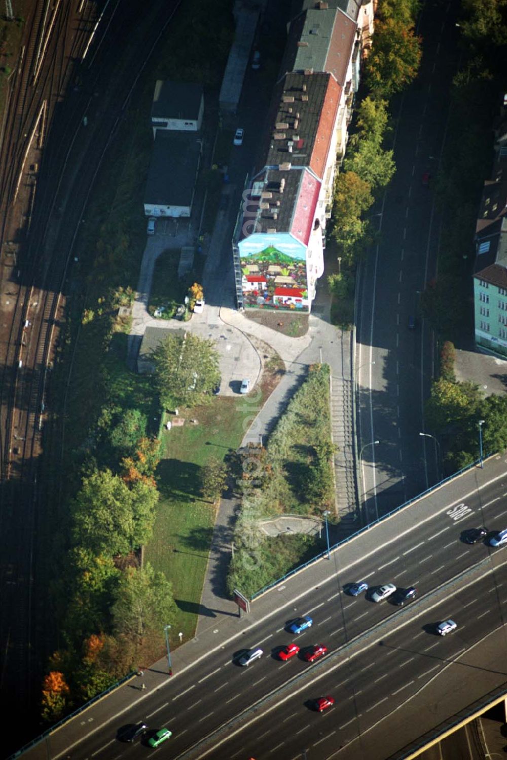 Aerial photograph Berlin-Lichtenberg - 11.10.2005 Berlin Blick auf Wandgemälde an der Lichtenberger Brücke. Der Maler Manuel Garcia Moia, heute 69jährig, wird im September eigens nach Berlin kommen, um sein Bild zu autorisieren. Der Kulturring lädt aus diesem Anlass zu einem Gesprächsabend mit dem Künstler und seiner Tochter Maria am 15. 9., 18 Uhr in das Studio Bildende Kunst, John-Sieg-Str. 13, 10365 Berlin, ein. Die Besucher erwartet Wissenswertes über die Entstehung und Wiederherstellung des Kunstwerkes in der Skandinavischen Str. 26