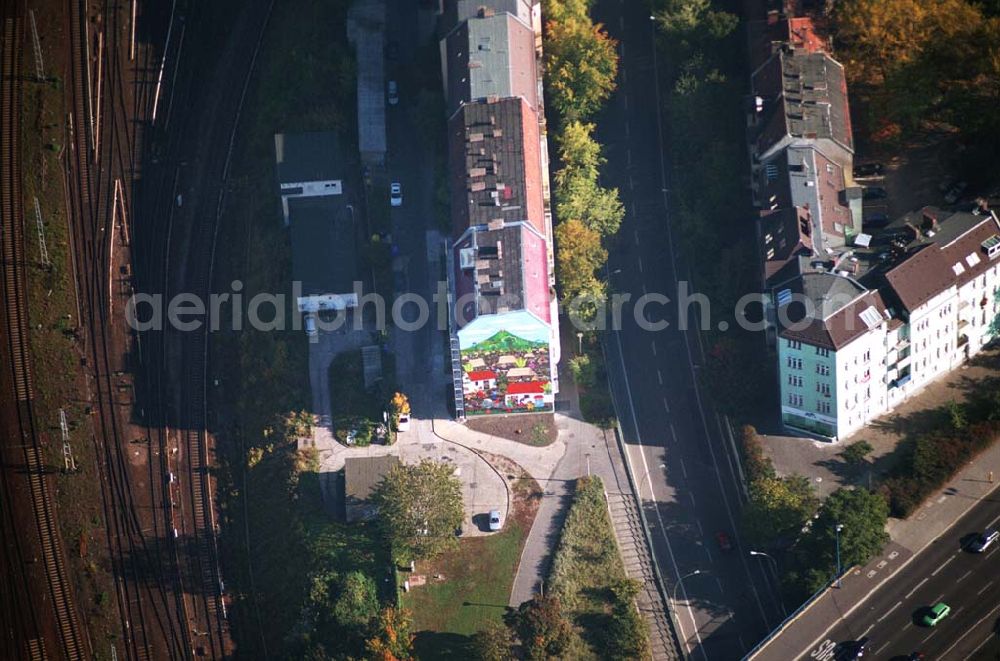 Berlin-Lichtenberg from above - 11.10.2005 Berlin Blick auf Wandgemälde an der Lichtenberger Brücke. Der Maler Manuel Garcia Moia, heute 69jährig, wird im September eigens nach Berlin kommen, um sein Bild zu autorisieren. Der Kulturring lädt aus diesem Anlass zu einem Gesprächsabend mit dem Künstler und seiner Tochter Maria am 15. 9., 18 Uhr in das Studio Bildende Kunst, John-Sieg-Str. 13, 10365 Berlin, ein. Die Besucher erwartet Wissenswertes über die Entstehung und Wiederherstellung des Kunstwerkes in der Skandinavischen Str. 26