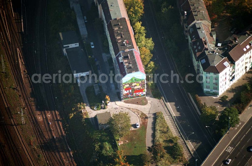 Berlin-Lichtenberg from the bird's eye view: 11.10.2005 Berlin Blick auf Wandgemälde an der Lichtenberger Brücke. Der Maler Manuel Garcia Moia, heute 69jährig, wird im September eigens nach Berlin kommen, um sein Bild zu autorisieren. Der Kulturring lädt aus diesem Anlass zu einem Gesprächsabend mit dem Künstler und seiner Tochter Maria am 15. 9., 18 Uhr in das Studio Bildende Kunst, John-Sieg-Str. 13, 10365 Berlin, ein. Die Besucher erwartet Wissenswertes über die Entstehung und Wiederherstellung des Kunstwerkes in der Skandinavischen Str. 26