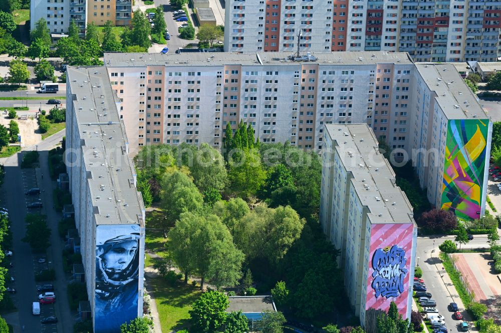 Aerial image Berlin - Wall painting on prefabricated high-rise buildings in the residential area of an industrially manufactured prefabricated housing estate on Zossener Strasse - Alte Hellersdorfer Strasse in the Hellersdorf district in Berlin, Germany